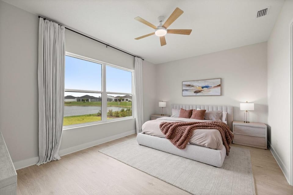 Lakefront 3BR Retreat, Golfcart, Near Eastport House in Wildwood
