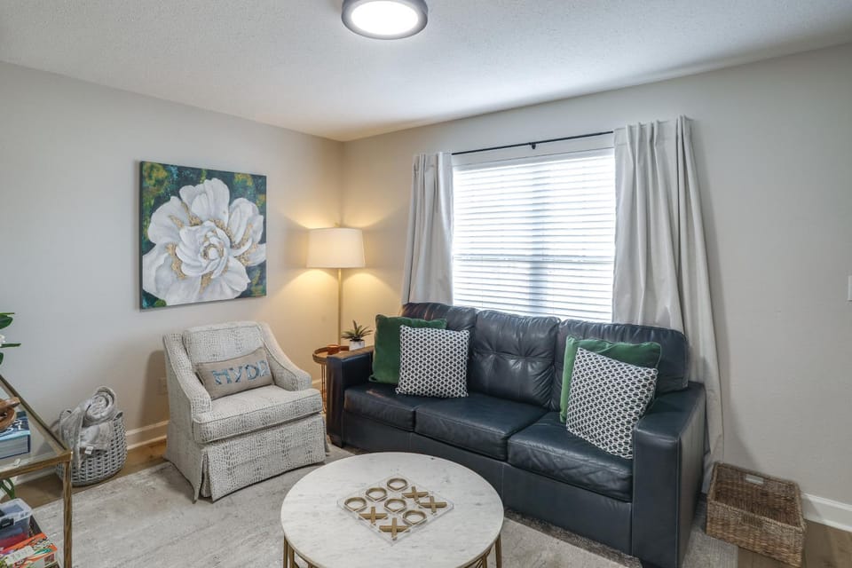 Walk to Stadium and Campus! Cozy Townhome w/ Pool House in Oxford