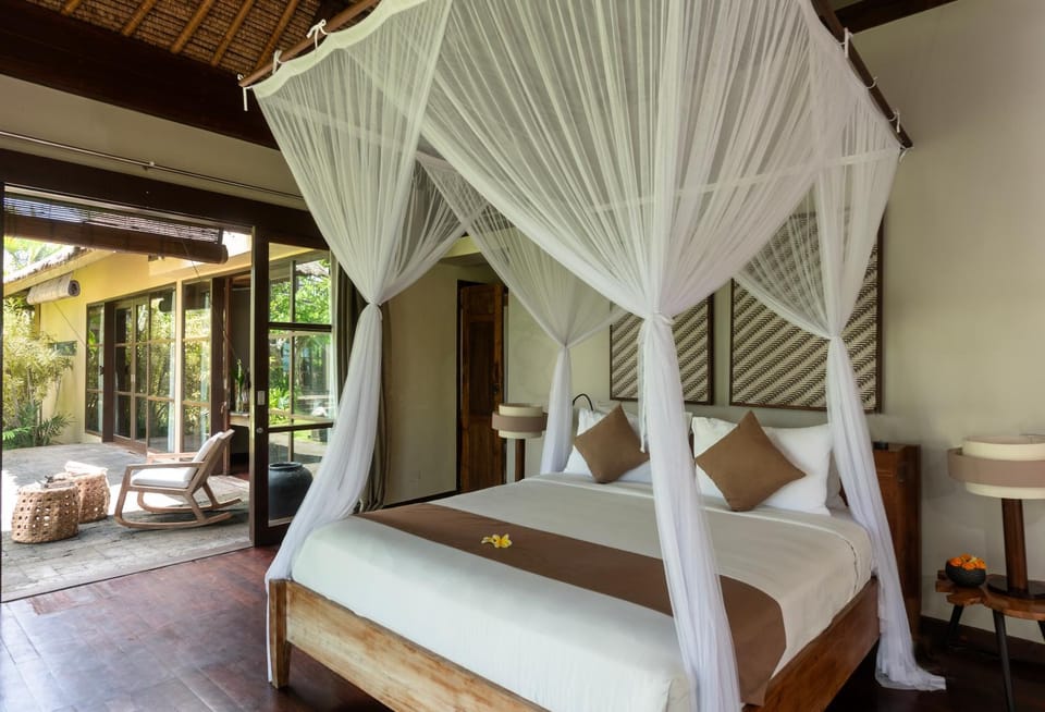 Bed, Photo of the whole room, Seating area, Bedroom