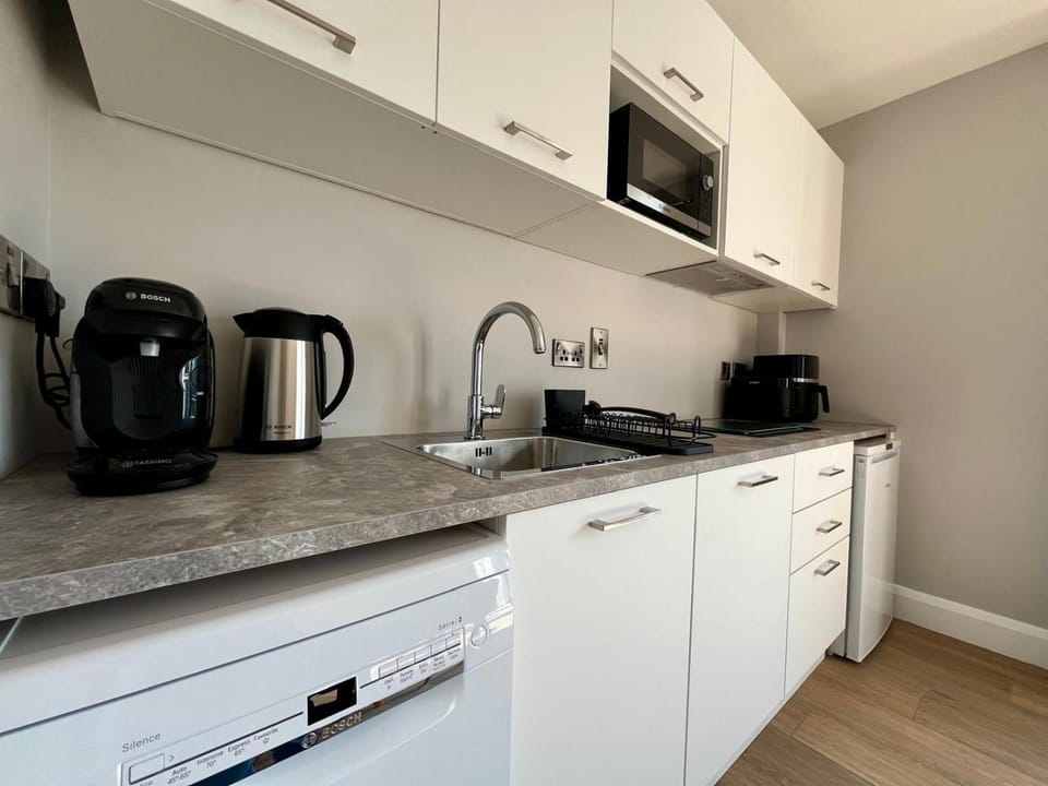 Coffee/tea facilities, Kitchen or kitchenette, dishwasher, microwave, stove, toaster