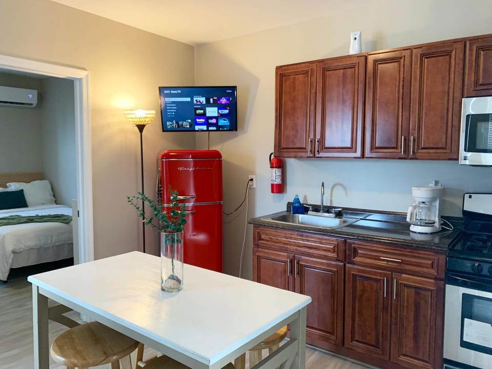 TV and multimedia, Coffee/tea facilities, Kitchen or kitchenette, Dining area, microwave, stove