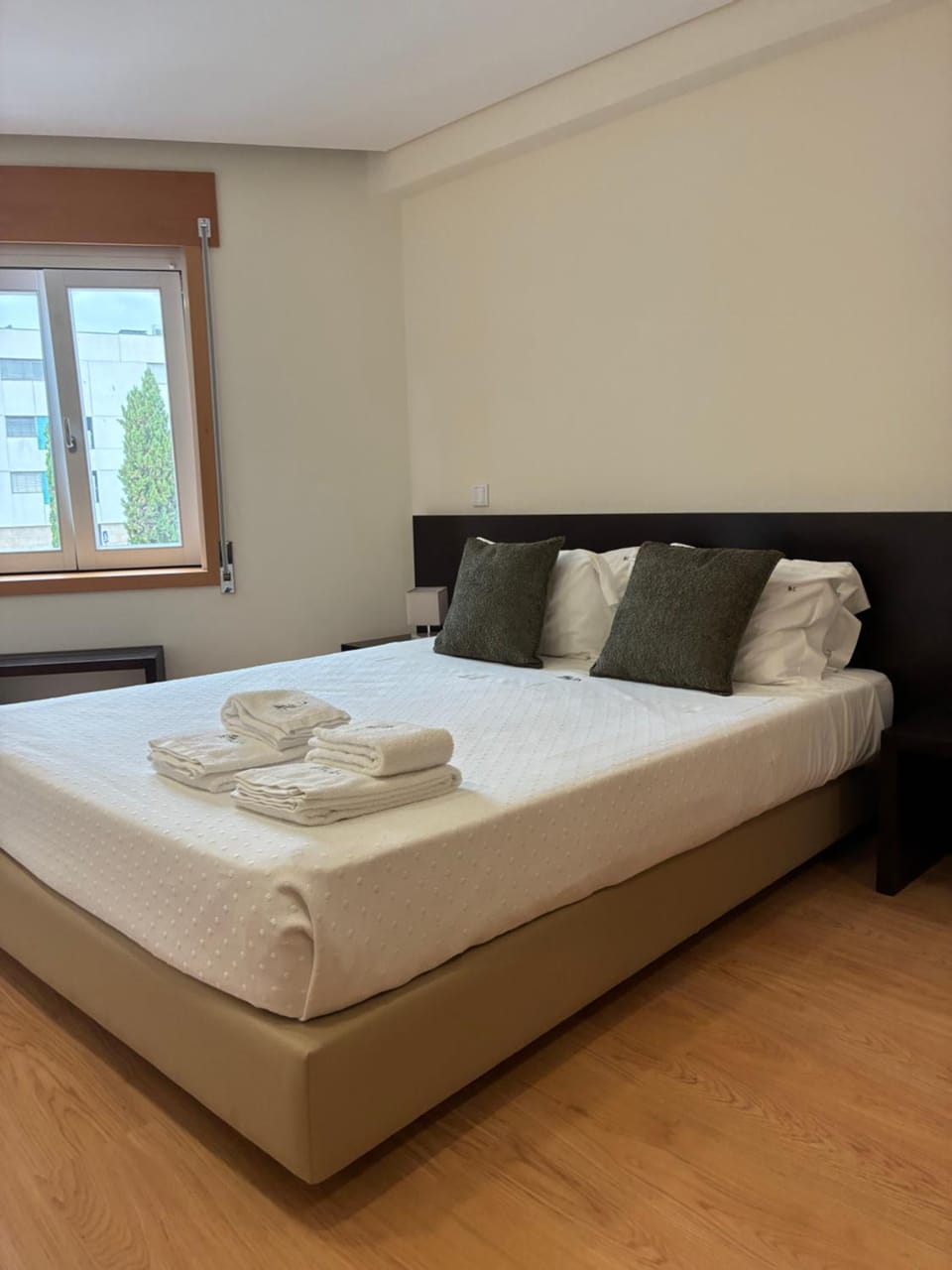 Bed, Bedroom, towels