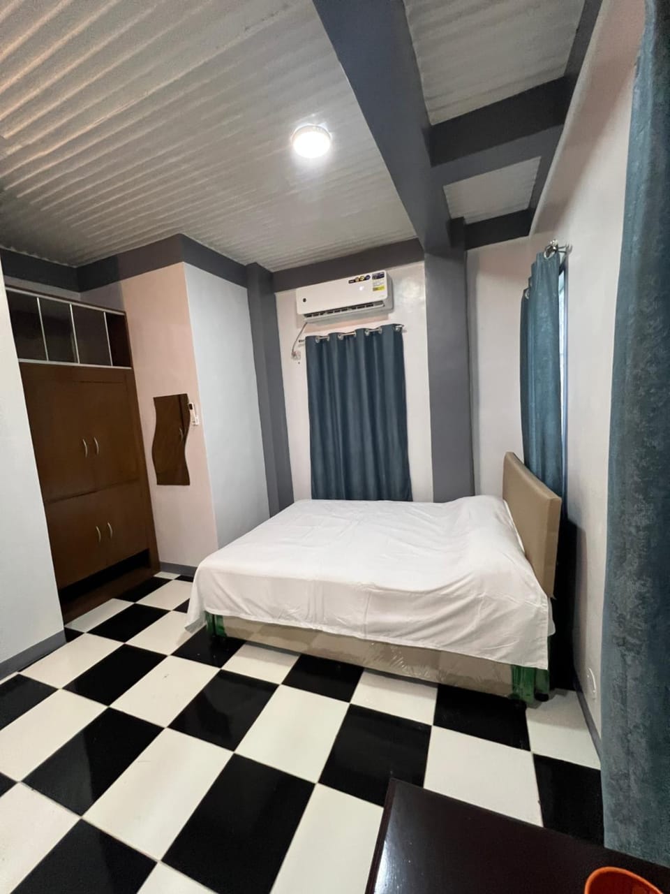 Photo of the whole room, Bedroom