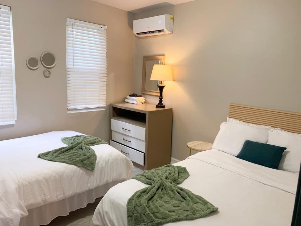 Bed, Photo of the whole room, Bedroom, air conditioner
