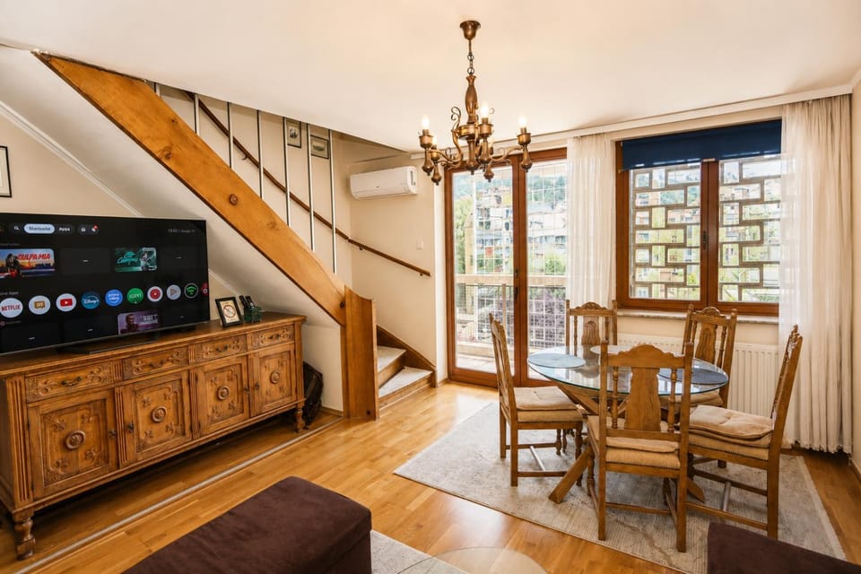 TV and multimedia, Living room, Seating area, Dining area, Dinner
