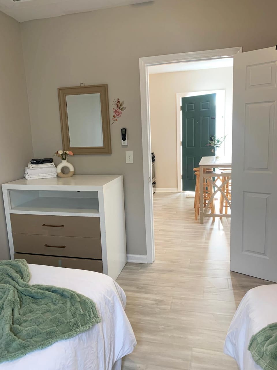 Bed, Photo of the whole room, Seating area, Bedroom, towels