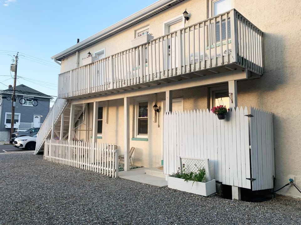Property building, Facade/entrance, Balcony/Terrace, Parking