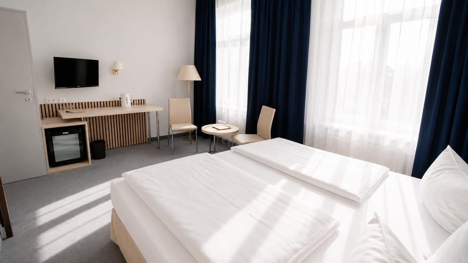 Bed, TV and multimedia, Photo of the whole room, Bedroom
