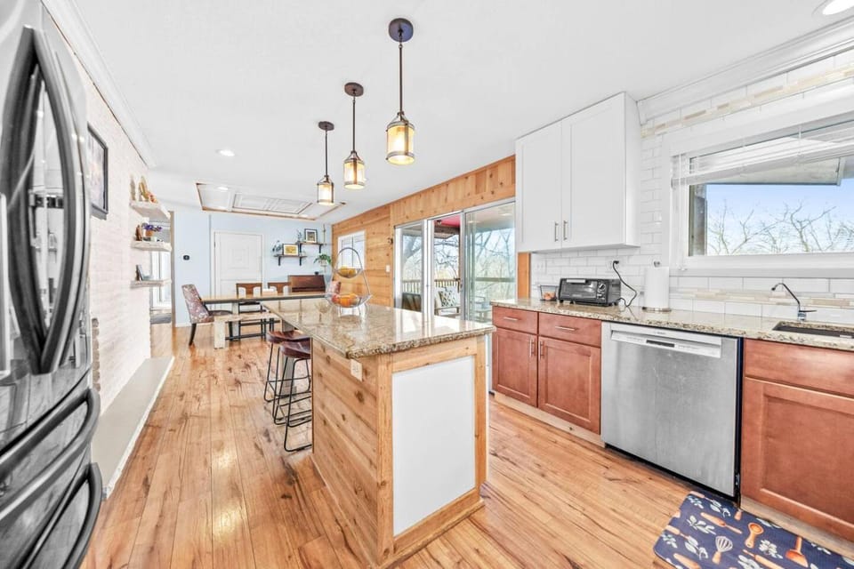 WALK to FIFA 5BR Acreage w Pool, Hot Tub, Games House in Independence