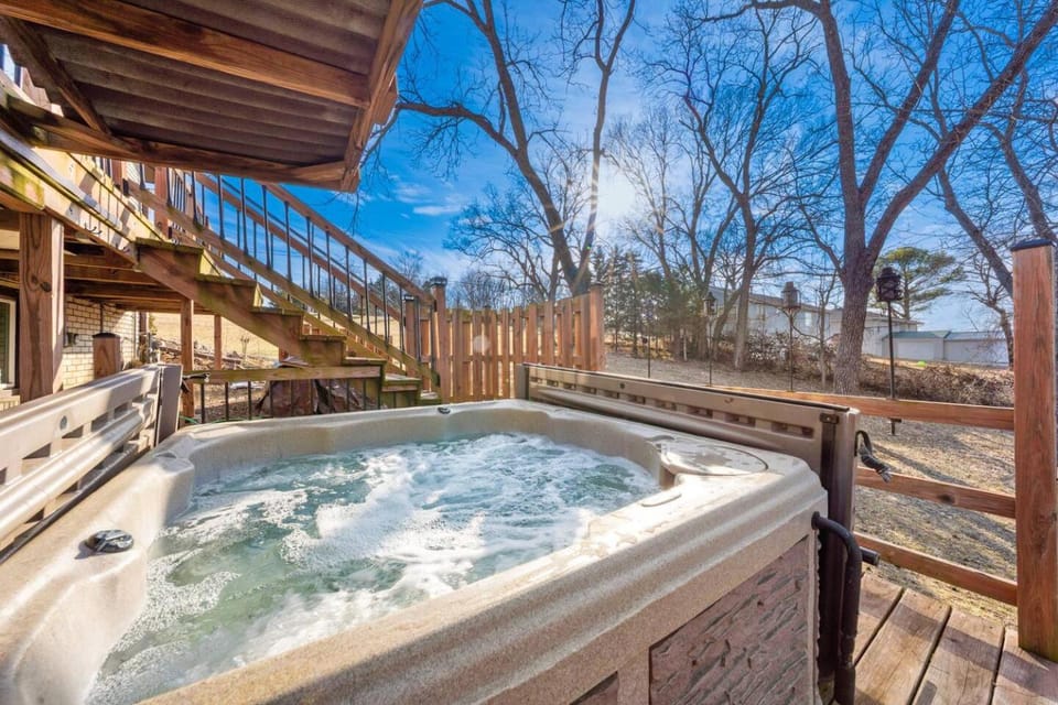 WALK to FIFA 5BR Acreage w Pool, Hot Tub, Games House in Independence