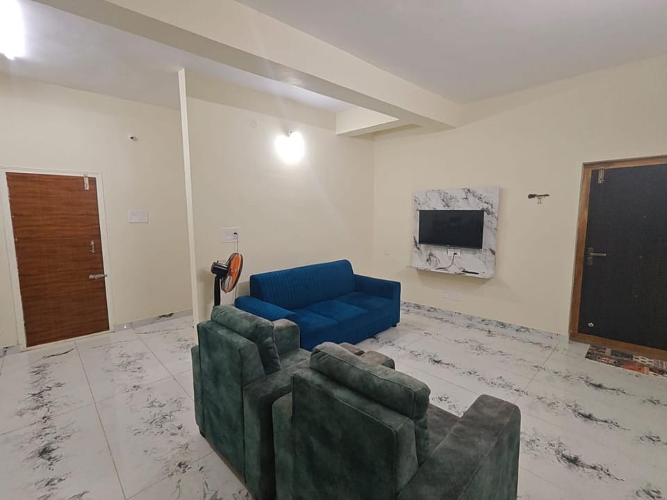 Communal lounge/ TV room, TV and multimedia, Living room, Seating area, Evening entertainment