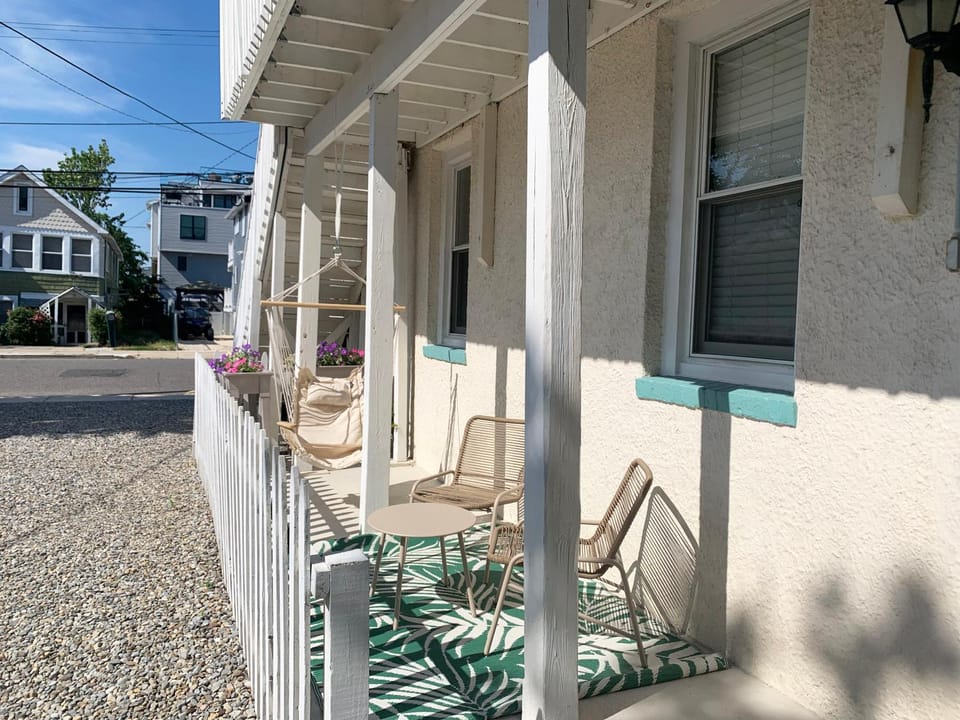 Patio, Facade/entrance, Day, Seating area, Street view