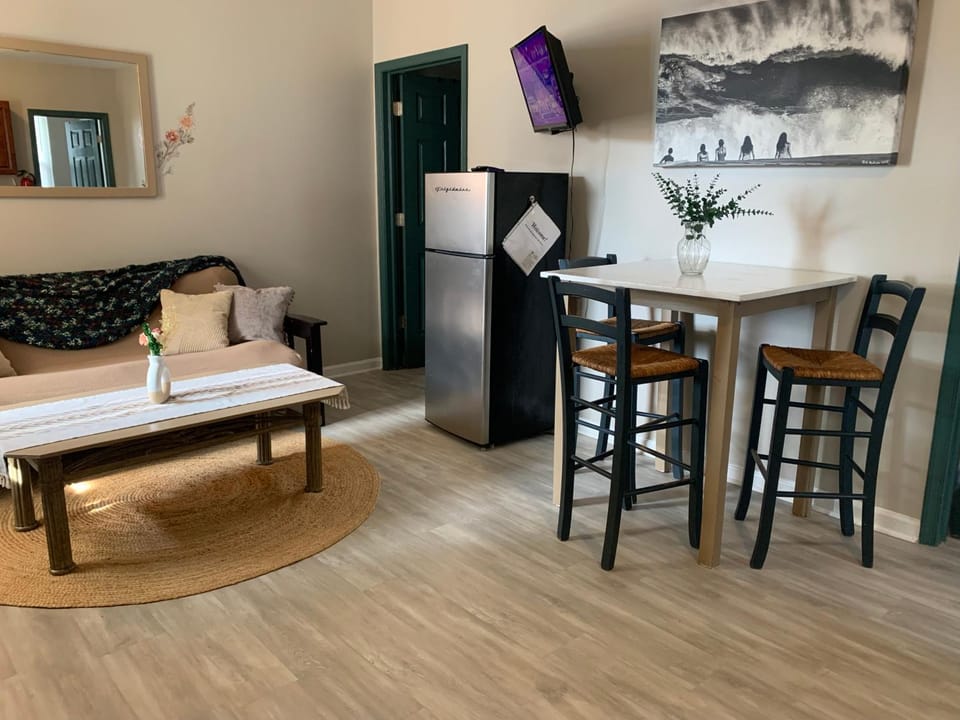 TV and multimedia, Kitchen or kitchenette, Living room, Seating area, Dining area
