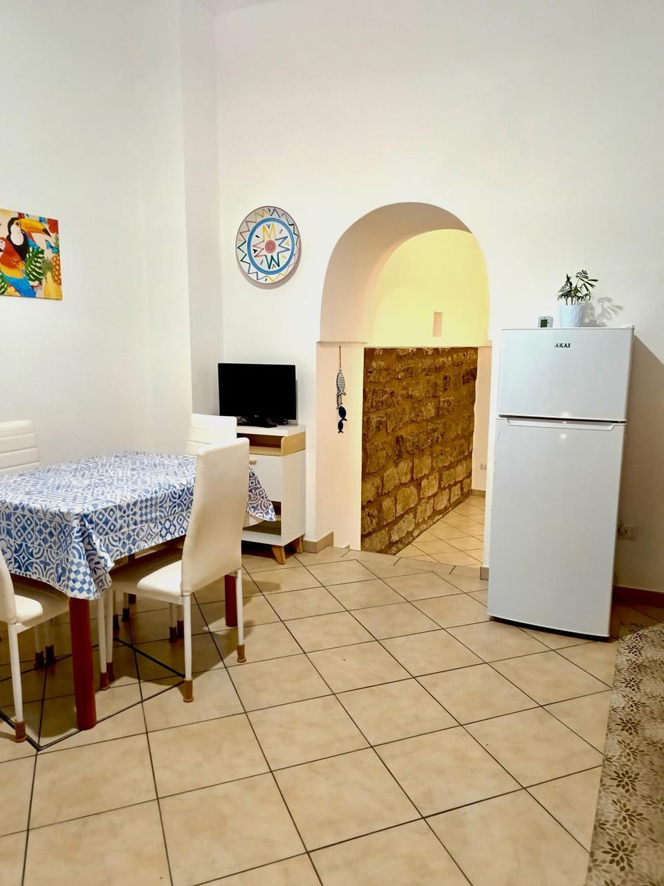 Kitchen or kitchenette, Dining area, oven