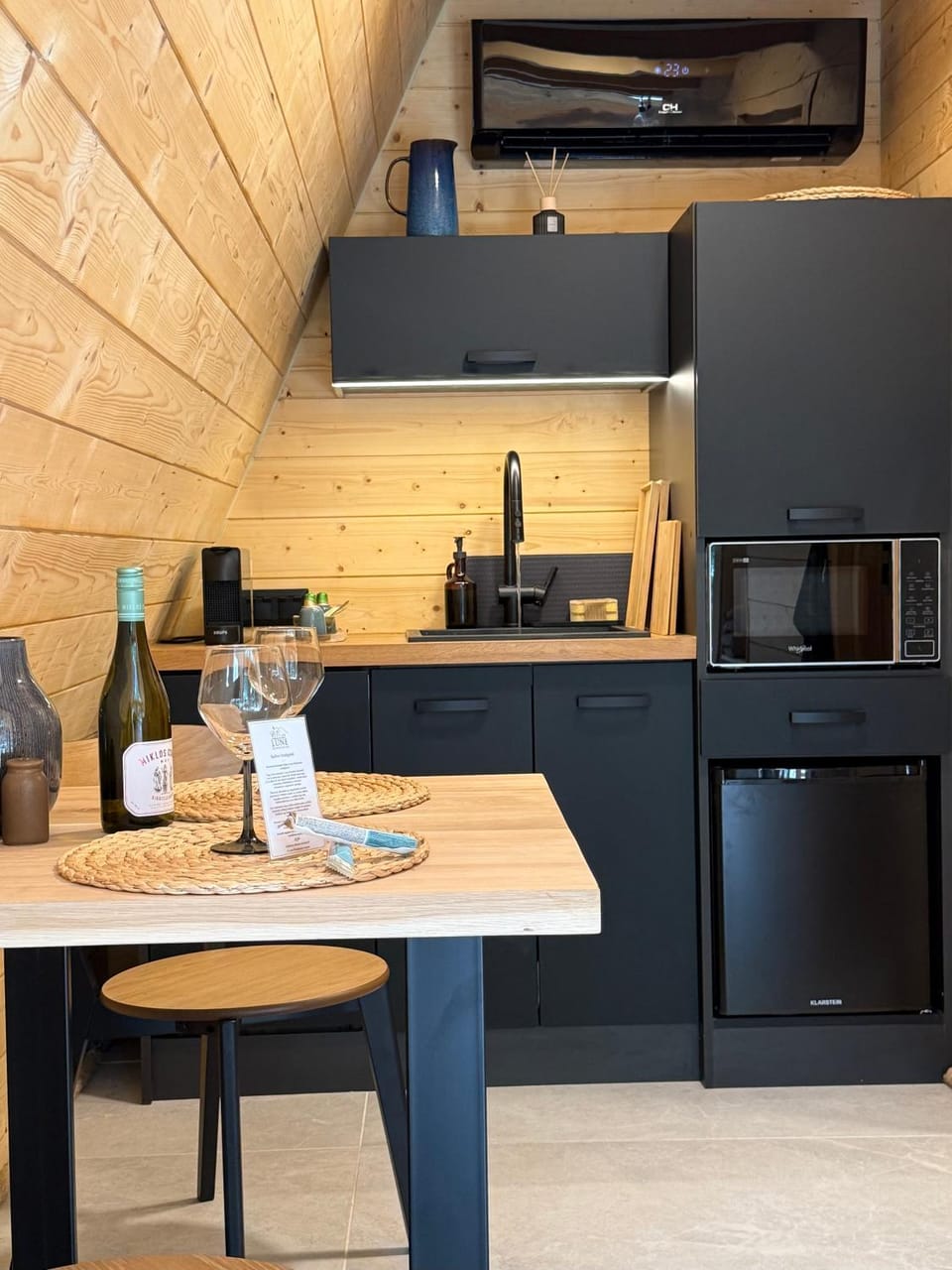 Coffee/tea facilities, Kitchen or kitchenette, Dining area, minibar, oven, toaster