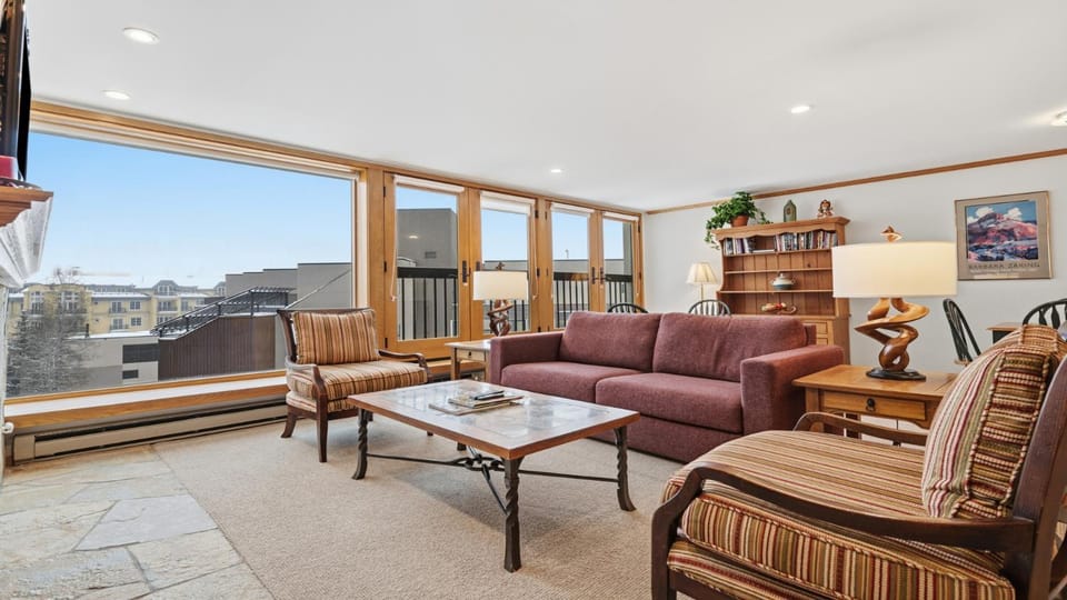 Day, View (from property/room), Living room, Seating area, City view, Street view, furniture