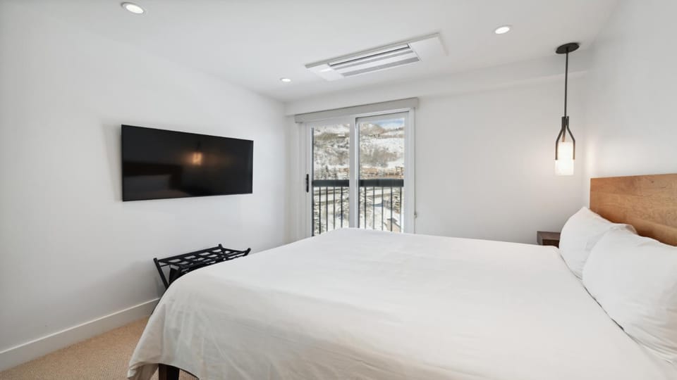 Bed, TV and multimedia, Balcony/Terrace, Bedroom, Mountain view, air conditioner