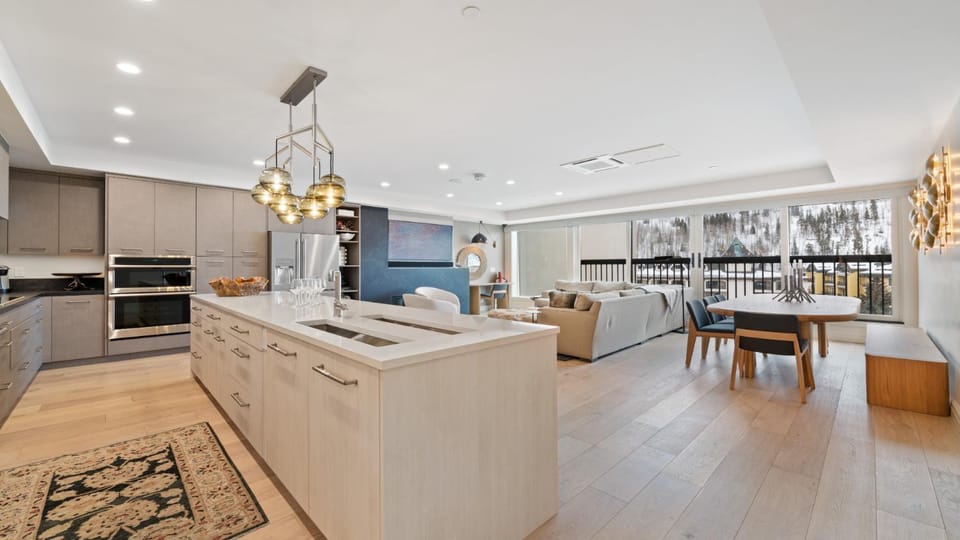 Day, TV and multimedia, View (from property/room), Kitchen or kitchenette, Living room, Dining area, Mountain view, furniture, kitchen