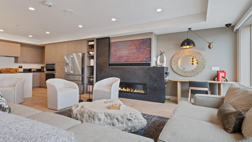 Day, TV and multimedia, Kitchen or kitchenette, Living room, fireplace, furniture