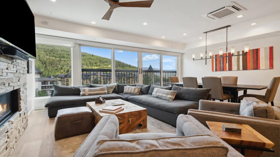 Day, TV and multimedia, Balcony/Terrace, Living room, Seating area, Dining area, Mountain view, fireplace, furniture, air conditioner