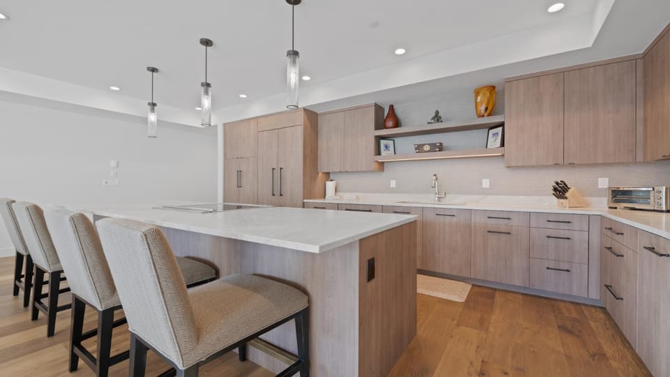 Kitchen or kitchenette, microwave, toaster, kitchen
