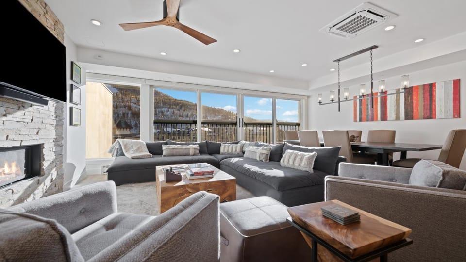 Day, TV and multimedia, View (from property/room), Living room, Seating area, Dining area, Mountain view, fireplace, furniture, air conditioner