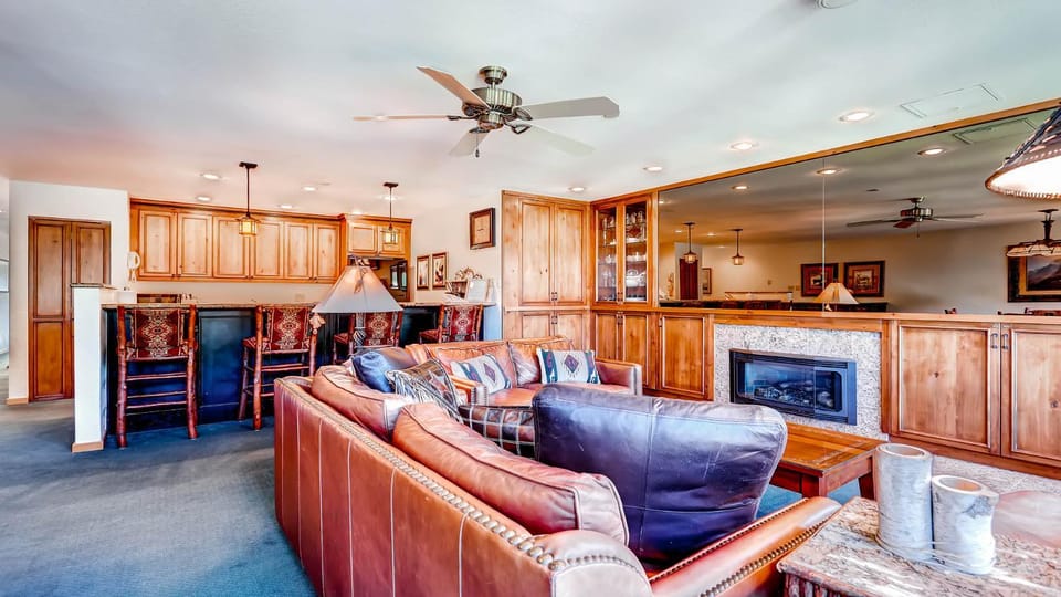 TV and multimedia, Living room, Seating area, fireplace