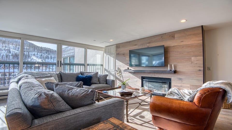 Day, Winter, TV and multimedia, Living room, Seating area, Mountain view, fireplace, furniture