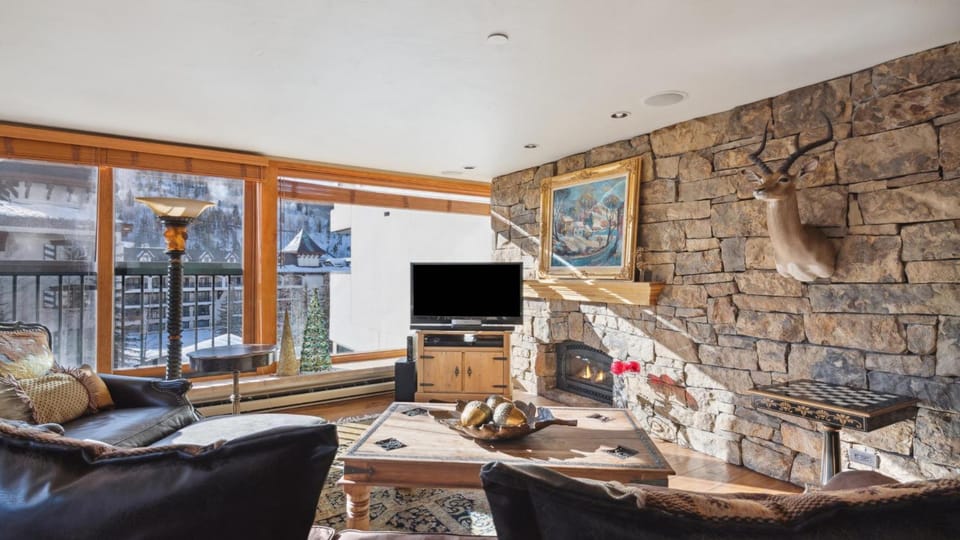 Winter, TV and multimedia, View (from property/room), Living room, fireplace, furniture, air conditioner