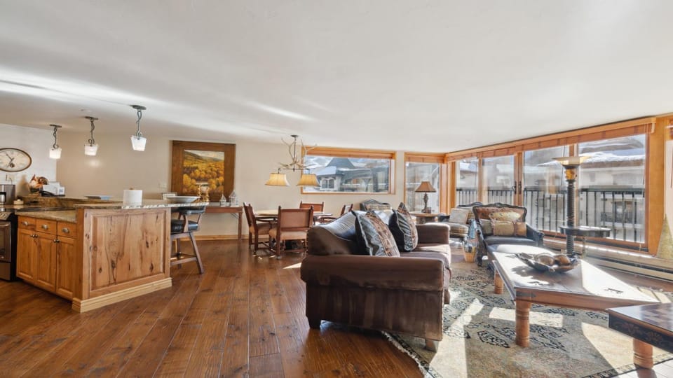 Day, Balcony/Terrace, Kitchen or kitchenette, Living room, Seating area, Dining area, Mountain view, furniture, kitchen