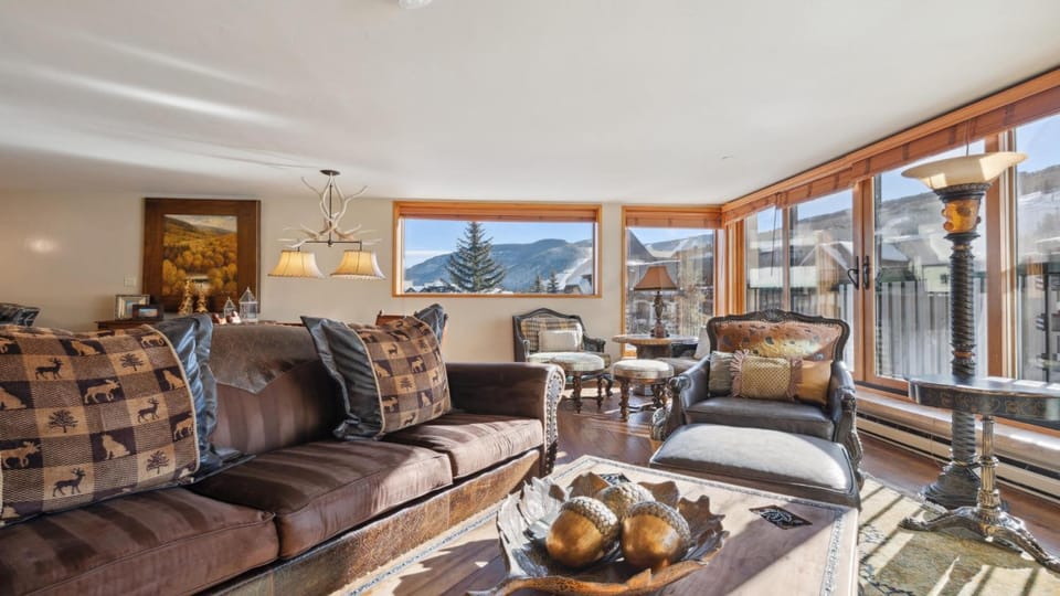 Day, Living room, Seating area, Mountain view, furniture