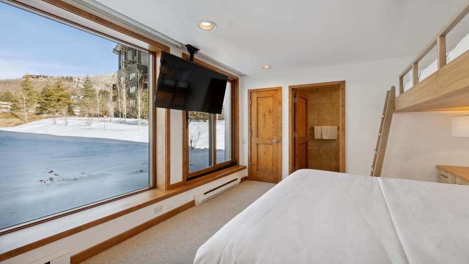 Bed, Day, Winter, TV and multimedia, Bedroom, Mountain view, bunk bed, furniture, heating