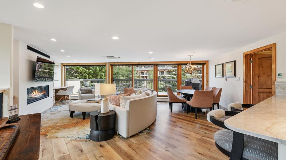 Day, TV and multimedia, Living room, Dining area, fireplace, furniture
