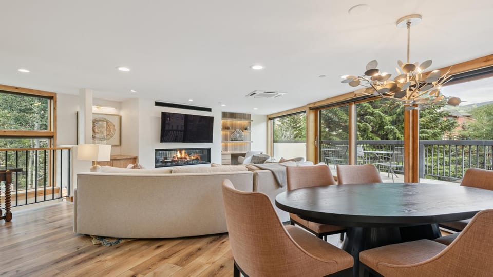 Bed, Day, TV and multimedia, View (from property/room), Balcony/Terrace, Living room, Seating area, Dining area, fireplace, furniture, air conditioner