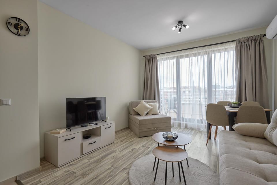 Communal lounge/ TV room, TV and multimedia, Living room