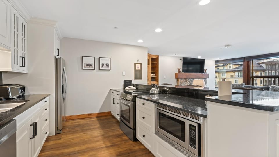 Day, TV and multimedia, Kitchen or kitchenette, furniture, microwave, oven, stove, kitchen