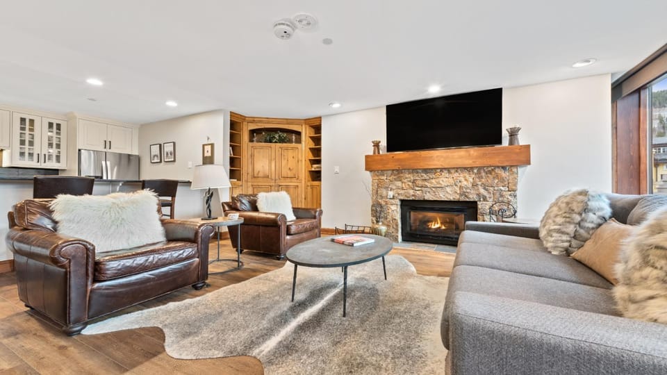TV and multimedia, Kitchen or kitchenette, Living room, Seating area, fireplace, furniture