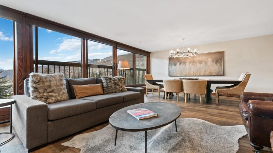 Day, View (from property/room), Living room, Seating area, Dining area, Mountain view, furniture