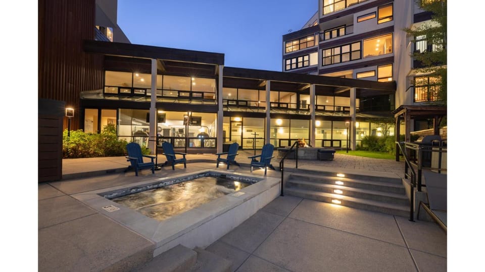 Property building, Patio, Facade/entrance, Day, Night, Garden, Hot Tub, Balcony/Terrace, Seating area, Area and facilities