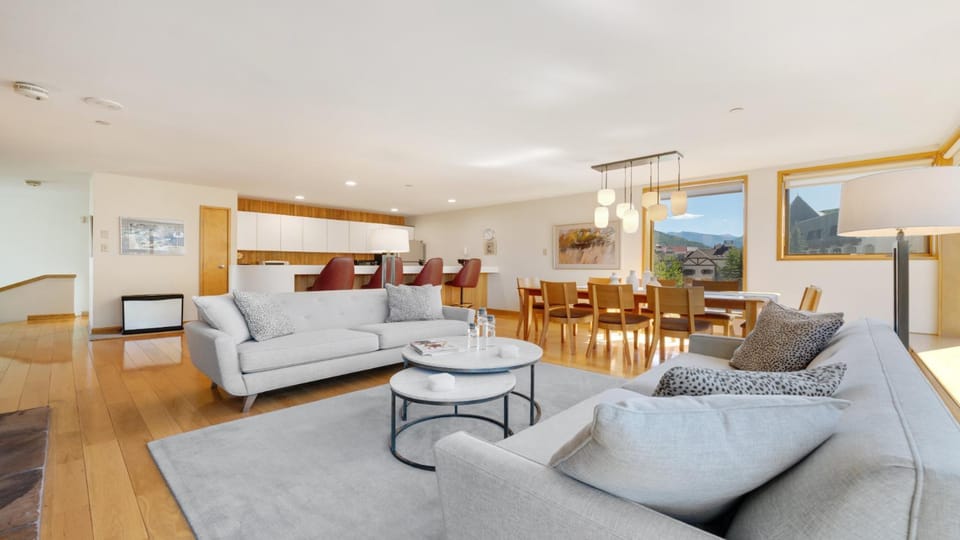Day, Kitchen or kitchenette, Living room, Seating area, Dining area, Mountain view, furniture, kitchen