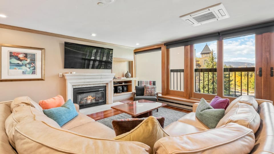 TV and multimedia, View (from property/room), Balcony/Terrace, Living room, Seating area, Mountain view, fireplace, furniture, air conditioner