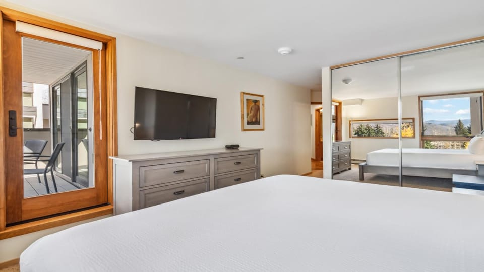 Bed, TV and multimedia, Balcony/Terrace, Bedroom, Mountain view, furniture, wardrobe