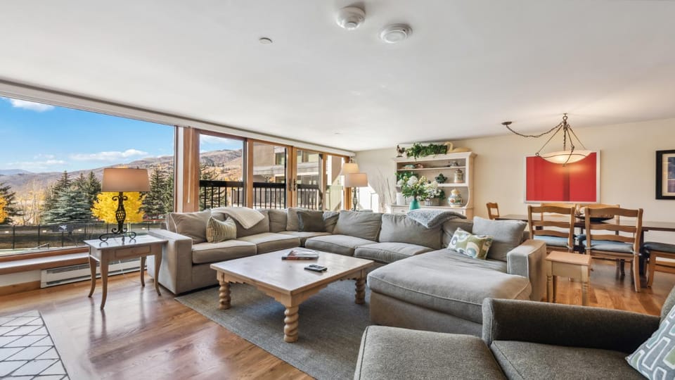 Day, View (from property/room), Living room, Seating area, Dining area, Mountain view, furniture