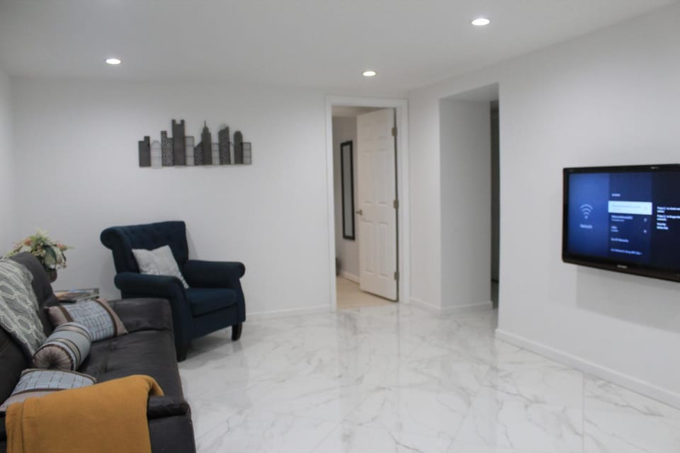 Two-Bedroom Apartments 10 Minutes From Manhattan in LIC Apartment in Astoria