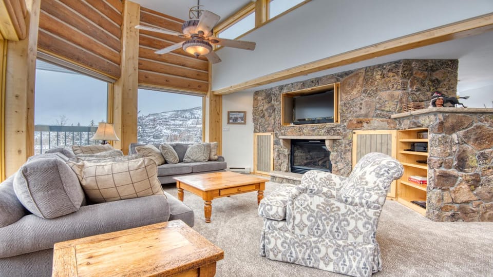 Day, Winter, TV and multimedia, View (from property/room), Living room, Seating area, Mountain view, fireplace, furniture