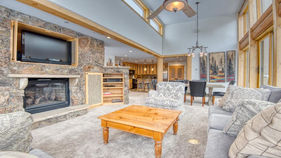 Bed, TV and multimedia, Kitchen or kitchenette, Living room, Seating area, Bedroom, fireplace, furniture, kitchen