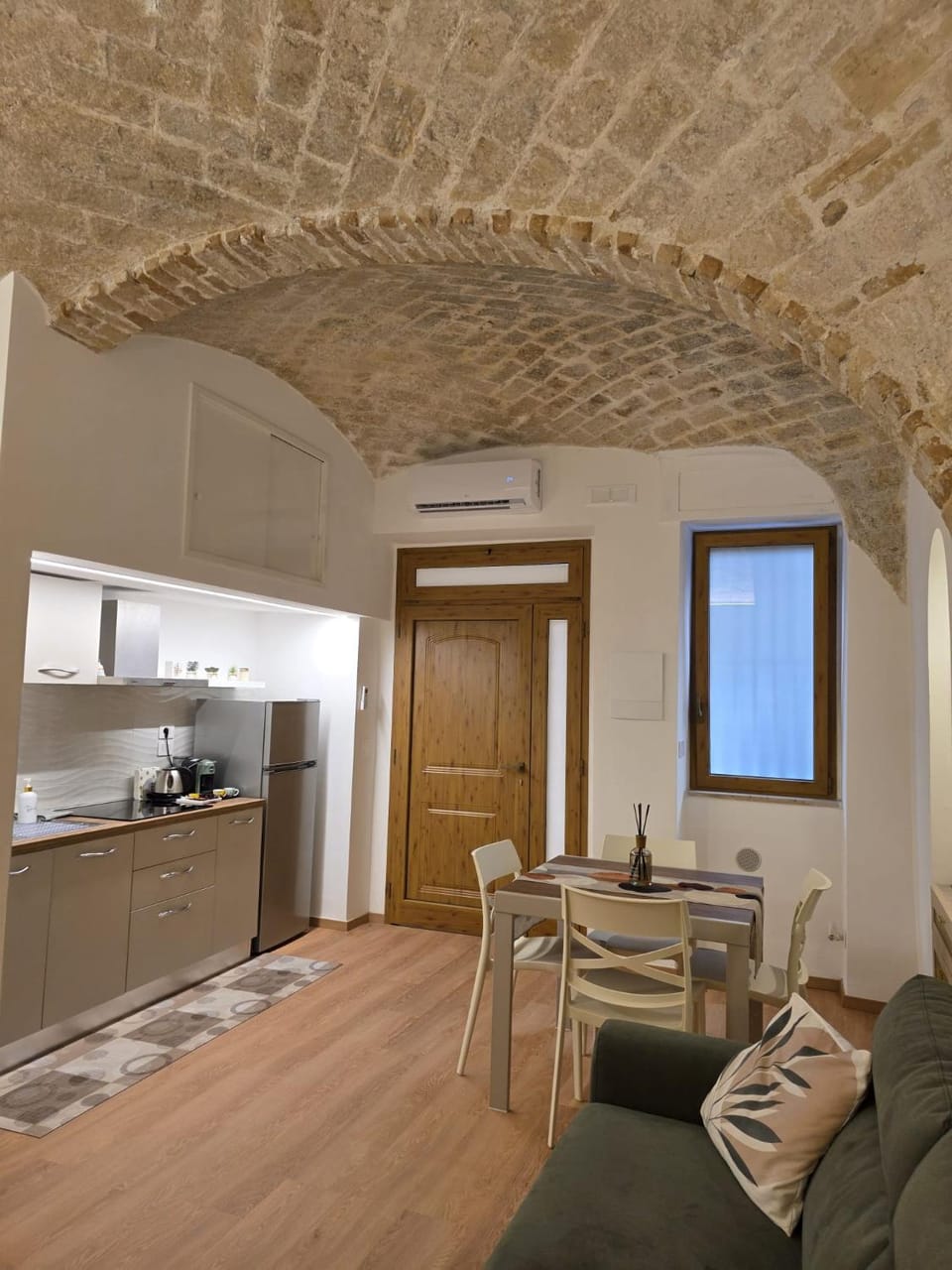 Kitchen or kitchenette, Dining area, stove