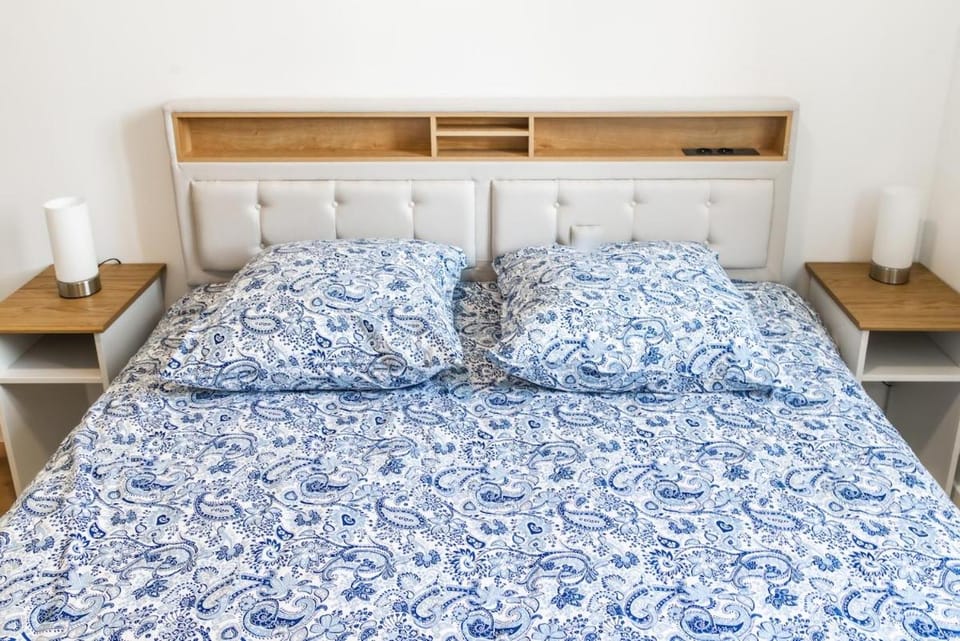 Renovated 2BR Steps from the Market Apartment in La Rochelle