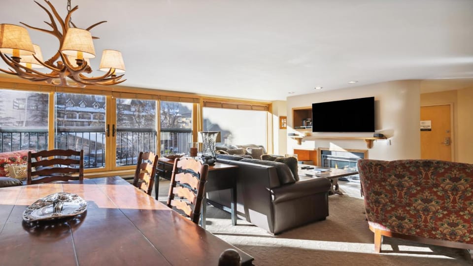 Day, TV and multimedia, View (from property/room), Balcony/Terrace, Living room, Seating area, Dining area, Bedroom, fireplace, furniture, air conditioner
