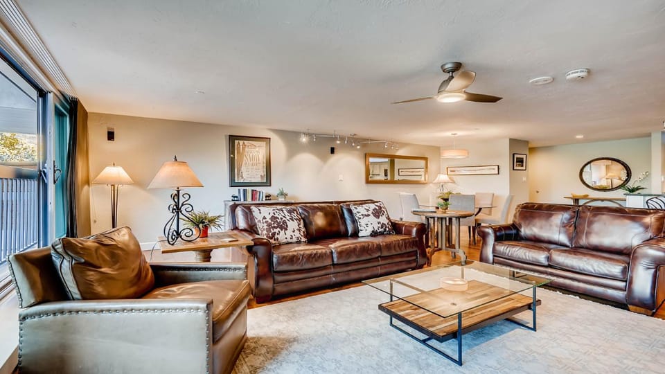 Day, Living room, Seating area, furniture